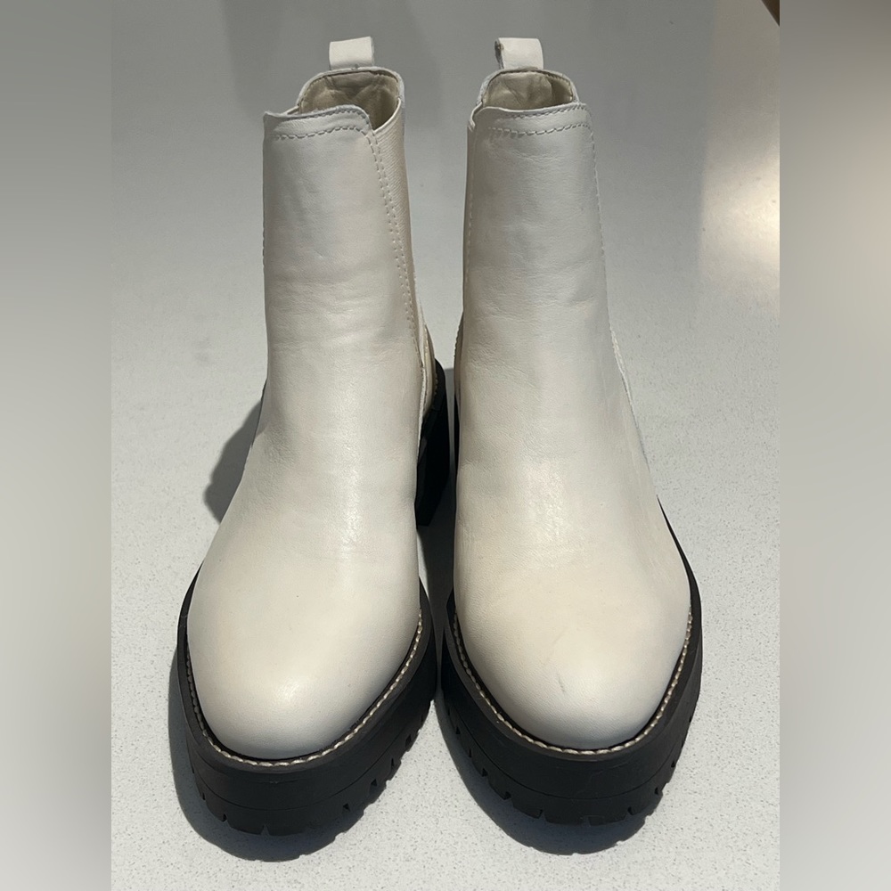 Sam Edelman Woman’s Leather Justina Chelsea Boot Size 8 in Ivory